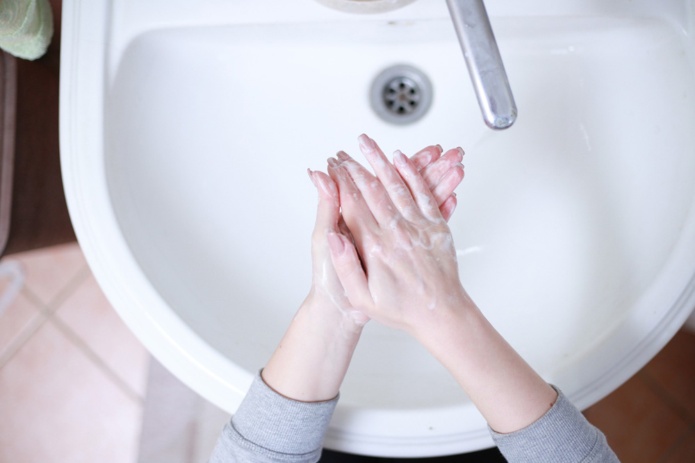 手を洗う女性の手