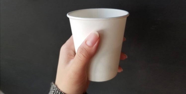 紙コップを持つ手