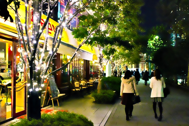 夜の並木通り