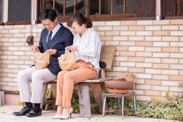 ベンチで昼休憩のイメージ画像