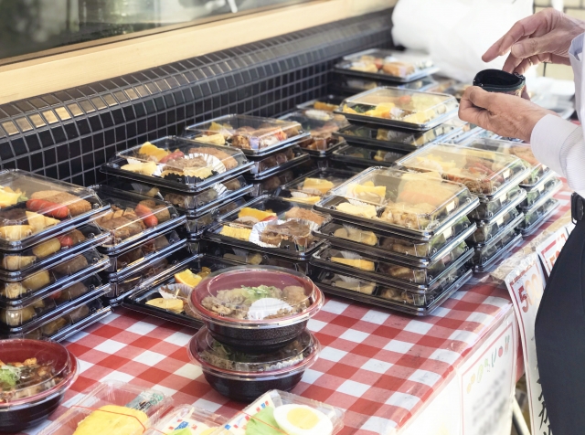 お昼時のお弁当売場