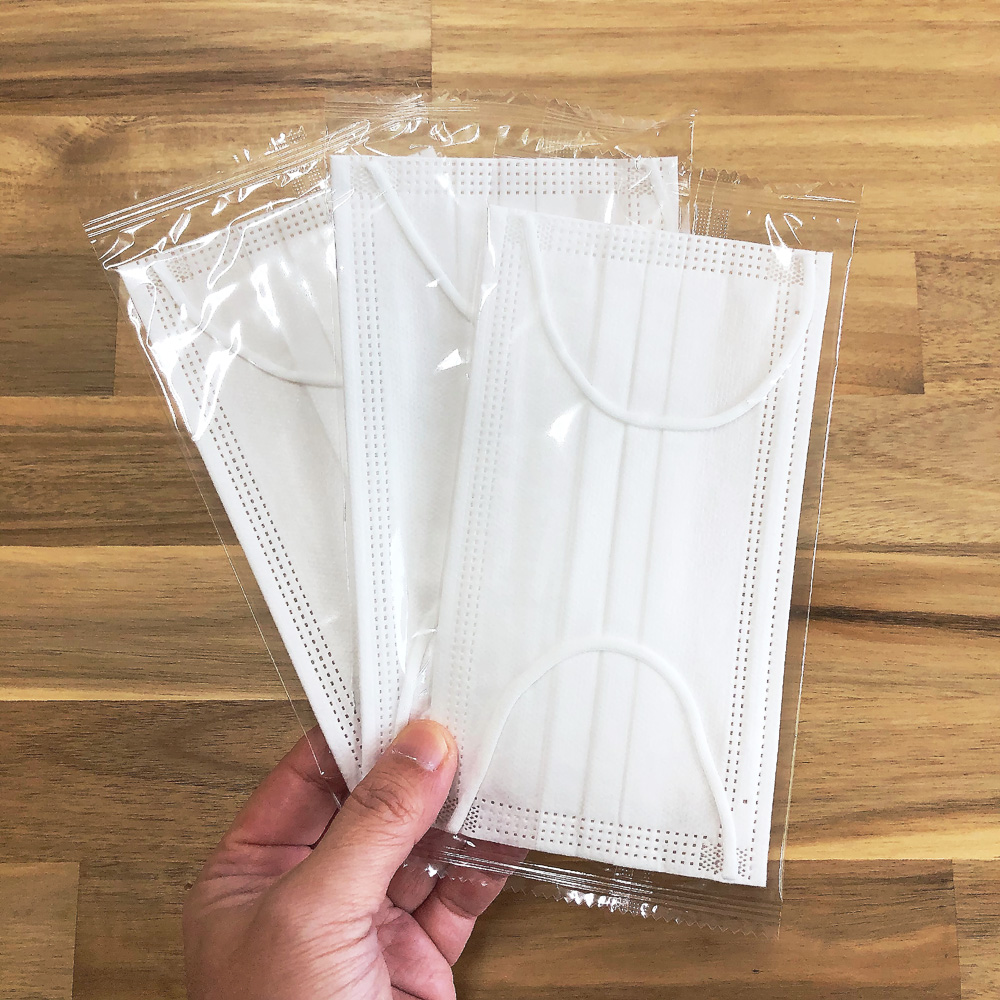 手に持つ個包装マスク