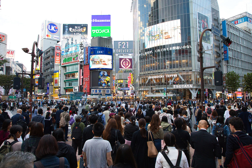 スクランブル交差点　人混み