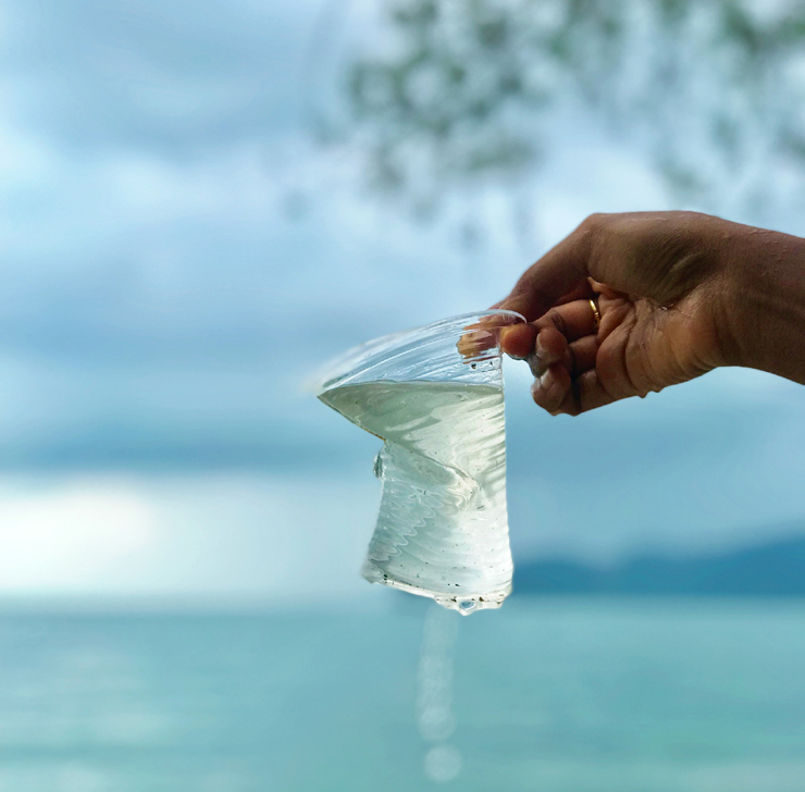 プラスチックごみを連想させる潰れたプラカップ