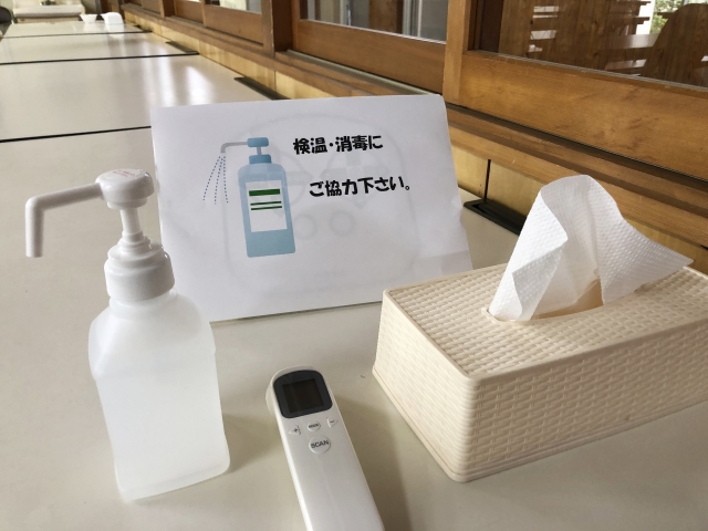 水際対策　検温　アルコール消毒