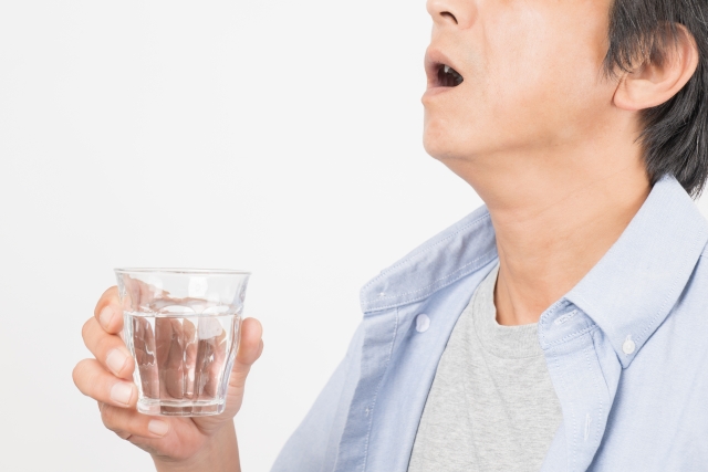 うがいをする男性