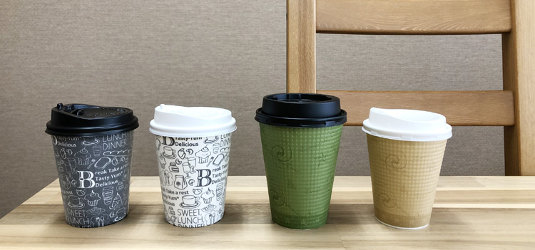 ホット用紙コップが並んでいる