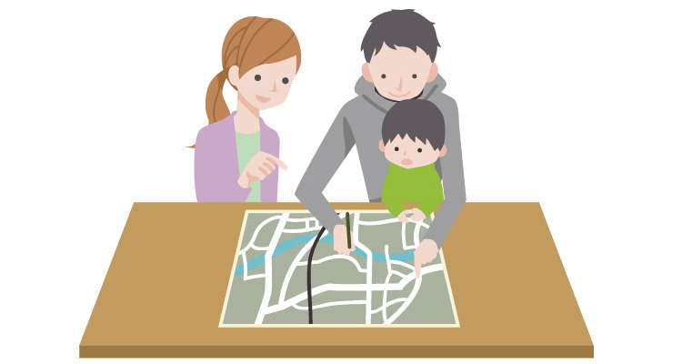 ハザードマップを確認している家族