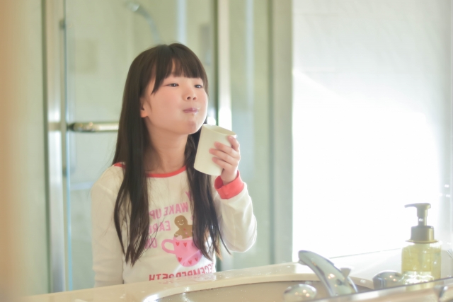 うがいをしている女の子