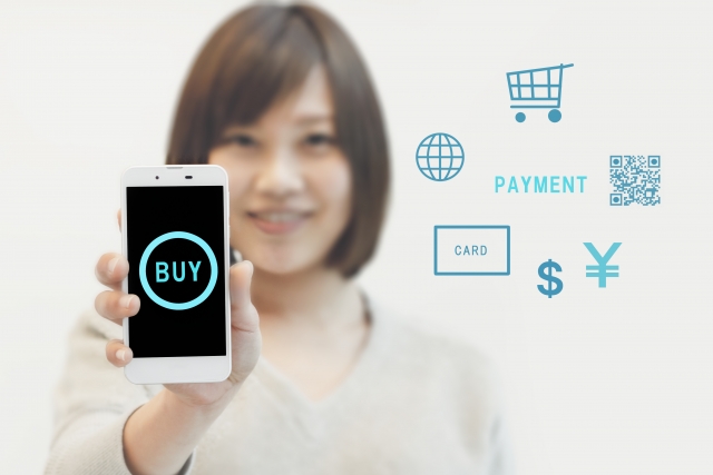 スマホを持つ女性