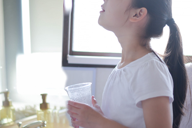 うがいをしている女の子