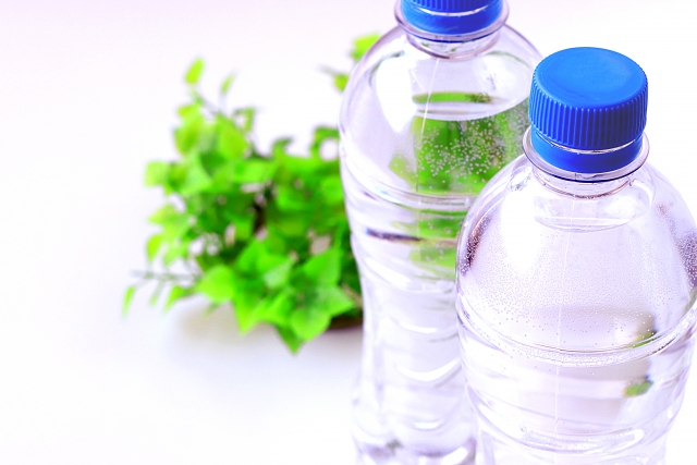 水ペットボトル　青いキャップ