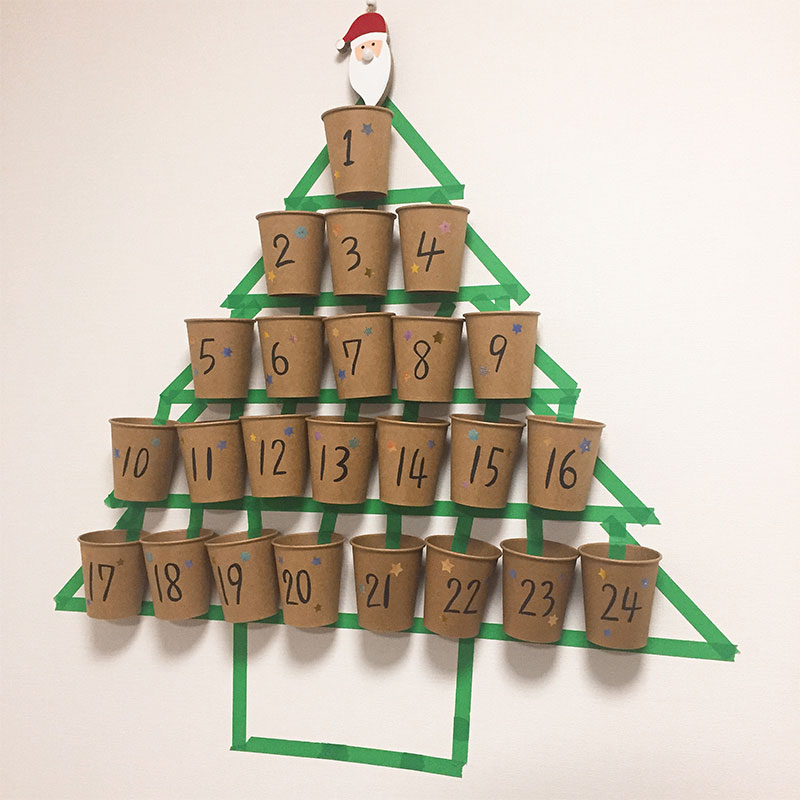未晒紙コップをクリスマスツリーの形に配置してクリスマスまでのアドベントカレンダー