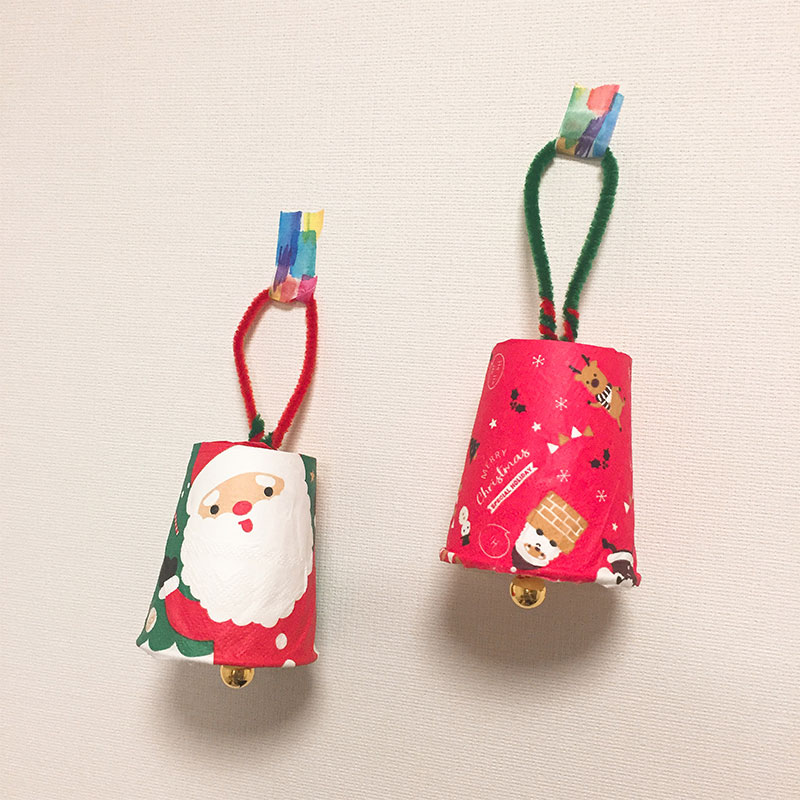 紙コップにクリスマスの装飾を施した紙コップベル
