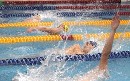 東京オリンピック　水泳　背泳ぎ　イメージ画像